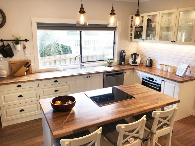 White Shaker Kitchen with timber benchtops