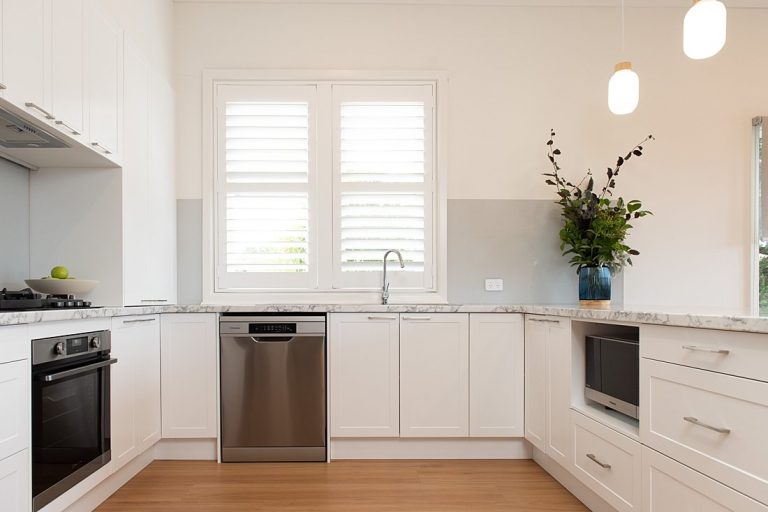 white shaker kitchen
