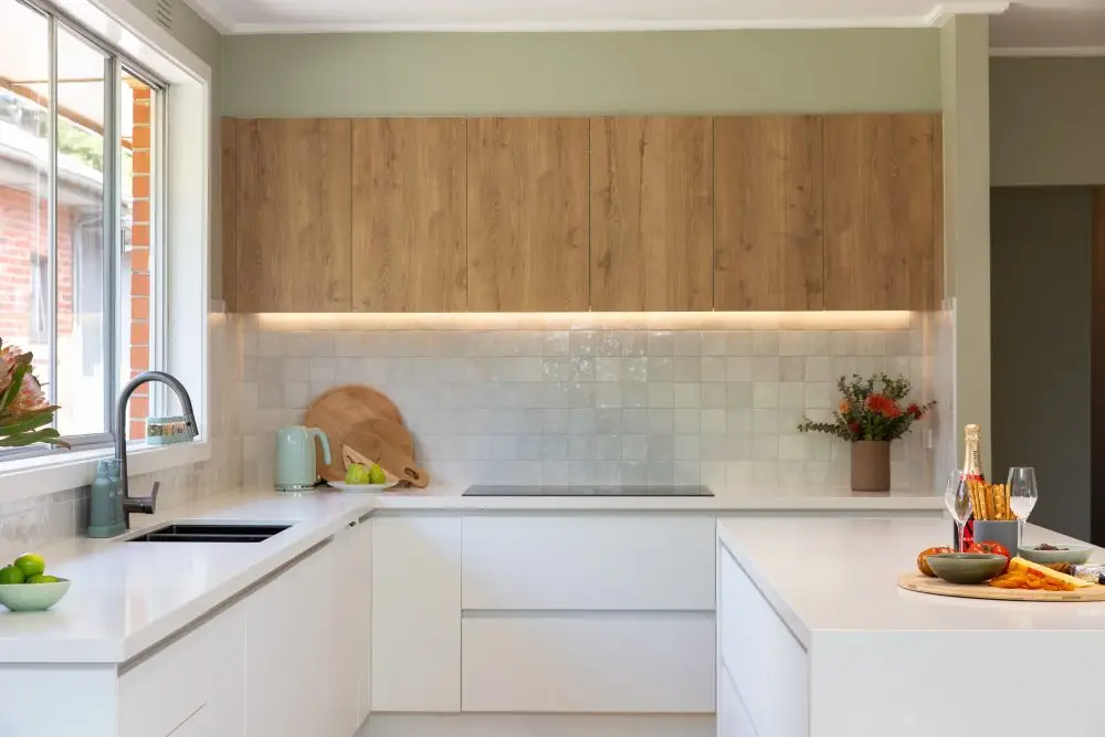 U shaped white kitchen cabinets with timber overhead kitchen cabinets and island bench