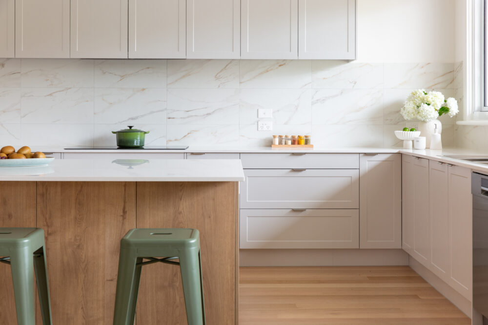 White and oak style kitchen cabinetry with a mix of handless and handles kitchen
